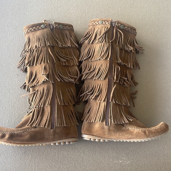 Minnetonka Shoes - Minnetonka Miles High 5 fringe moccasin boots